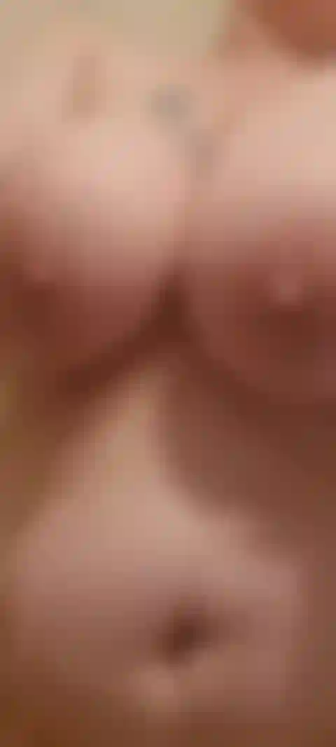 L'acqua scorre sulle tette e sulla figa in primo piano mmm.