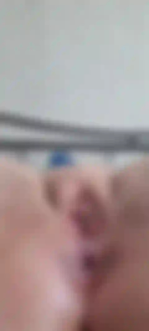 Mi sditalino il buco del culo stretto e faccio l'occhiolino.