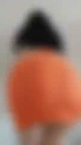 Senza mutandine, con un culo che balla.