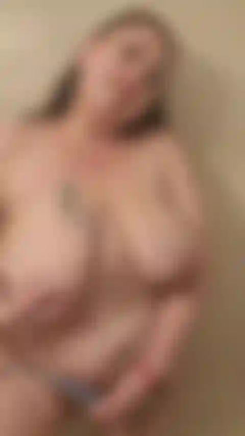 Gioco con me stessa sotto la doccia.