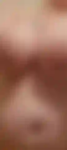 L'acqua scorre sulla mia figa calda.