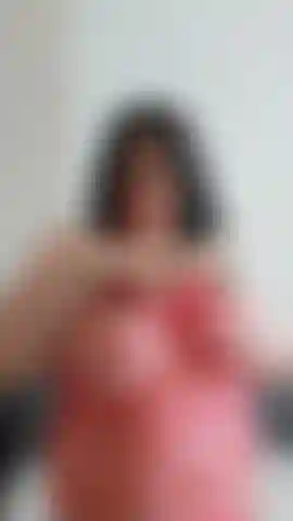 Un culo grosso che cavalca in un vestito a rete rosso senza mutandine.