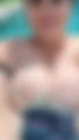 Gioco maliziosa nella piscina all'aperto.