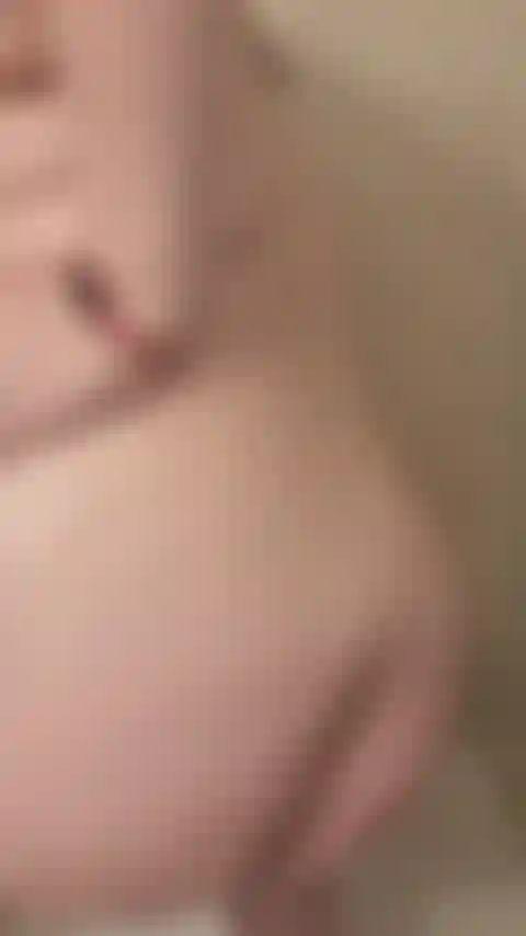 Culo nudo sotto la doccia.