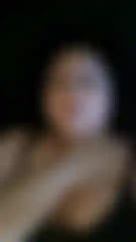 Mi provoca la figa arrapata in topless.