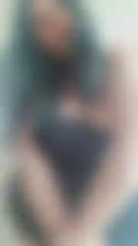 Gioco con la figa in piedi mmm così eccitata.