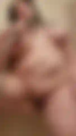 Che gioca con se stessa sotto la doccia.