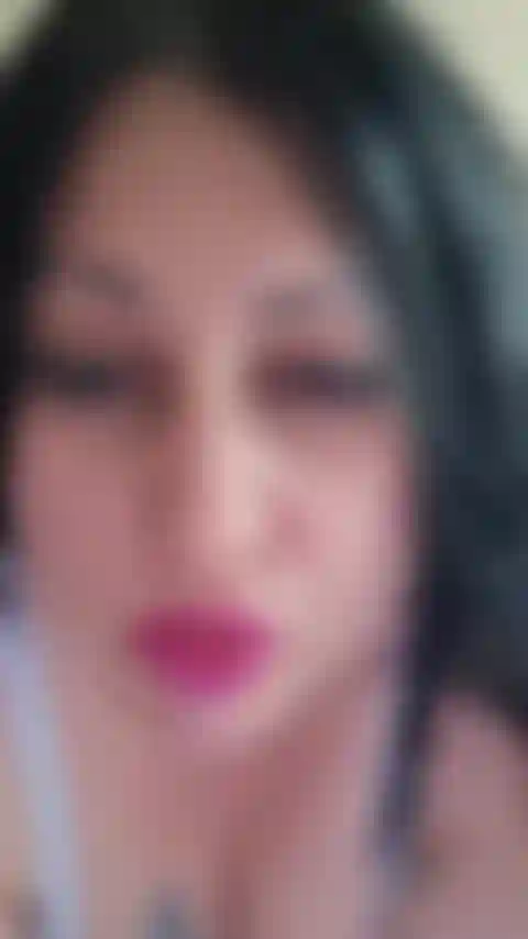 Mi stuzzico la fica con la minigonna.