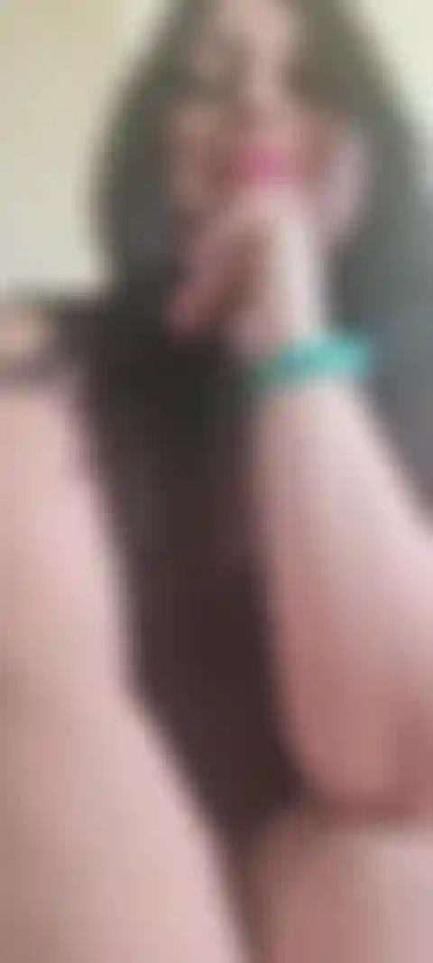 Mi masturbo sul divano.