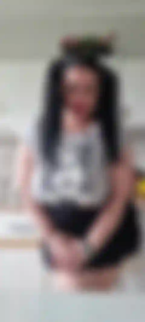 Una ragazza dolce, con le trecce, in topless, con una gonna corta e un culo grosso che provoca.