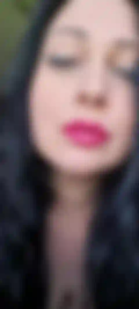 Vestito a rete rossa e provocante la figa.