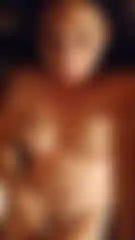 Teaser con diteggiatura.