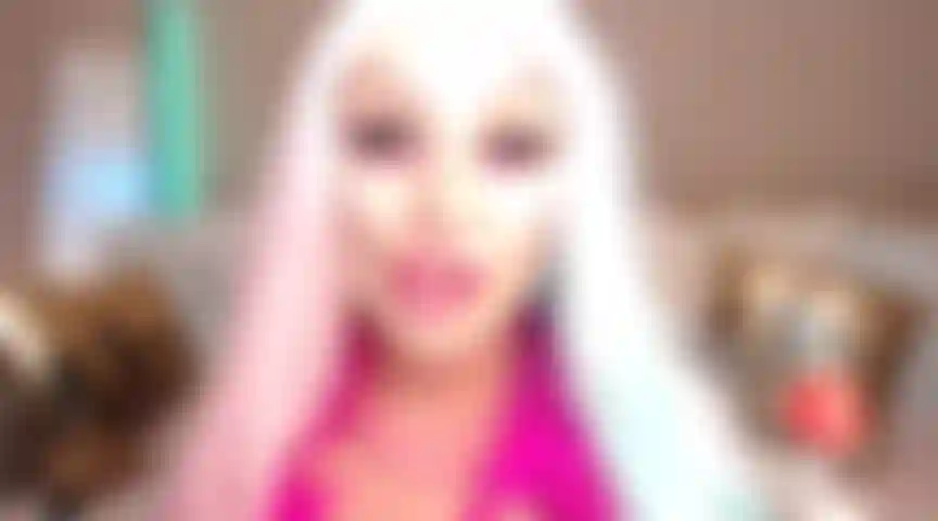 78. La stupida bambola in rosa prende il viso.