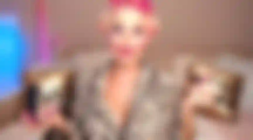 48. Una stupida casalinga arrabbiata succhia il cazzo di suo marito per un anello di diamanti.