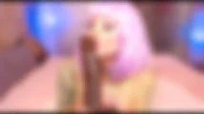 13. Succhio un grosso cazzo nero con la sborra addosso.