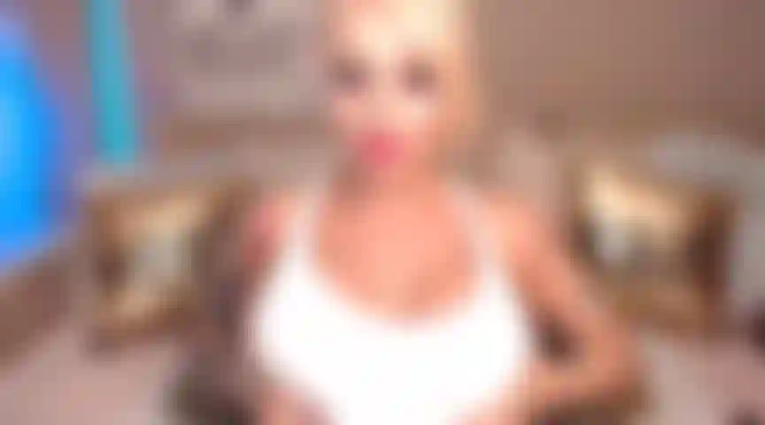 41. Tette enormi in maglietta bagnata + chiacchiere sporche + sborrata sulle tette.