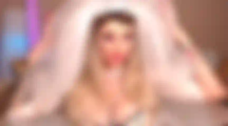 90. Video di cuckold!! Moglie trofeo maleducata e bimbo succhia un bbc dopo il matrimonio davanti a te e ti usa per soldi.