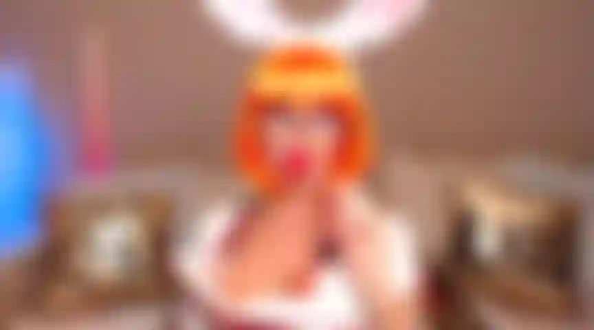 42. Bunny allunga la bocca con un enorme cazzo bianco sega con lubrificante che geme leccando il lolipop.