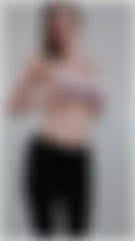 Provo e collaudo diversi reggiseni sportivi troppo piccoli più un reggiseno sportivo di buona vestibilità. Faccio degli allungamenti, saltelli leggeri e qualche salto.