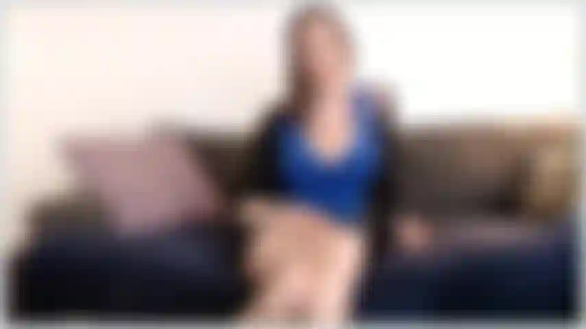 Gioco di ruolo che siamo ad un appuntamento e ti invito a tornare a casa mia. Sto cercando di essere brava ma sono così eccitata e una cosa tira l'altra...