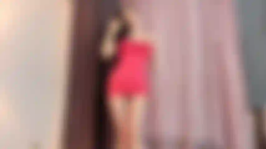 Troppo bassa per me, mi sto godendo una serata fuori a ballare, quando vi vedo tutti bassi e inquietanti venire verso di me. Non esco con ragazzi bassi! E so solo che hai un pene piccolo, ugh! Cerco di essere gentile ma tu non accetterai un suggerimento...