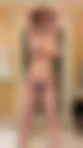 Scuoto grandi tette in un minuscolo bikini al rallentatore.