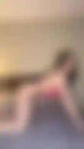 Dildo nero in lingerie rossa - stuzzica sexy in lingerie rossa senza cavallo, e guardami scopare il mio dildo bbc fino a venire.