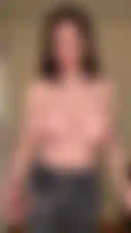 In topless sul tapis roulant, cammino completamente in topless e faccio anche un po' di jogging.