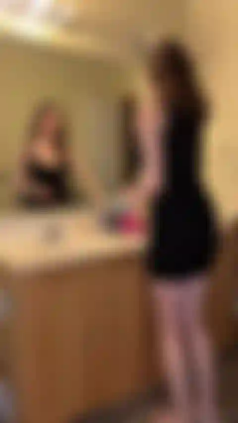 Tradisco alla festa: mi hai seguito in bagno, eravamo entrambi così arrapati che non ci resta che scopare! Voglio il tuo cazzo, non mi interessa che tu abbia una fidanzata e io ho un fidanzato.