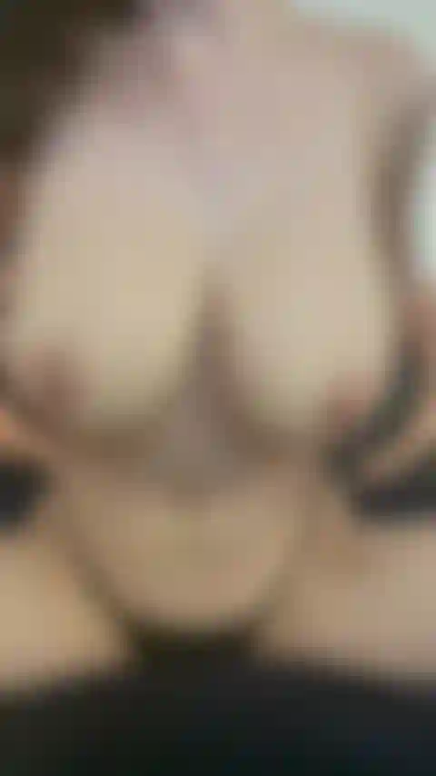 Mi scopo con un giocattolo nero mentre parlo in modo osceno e ti dico di venirmi dentro.