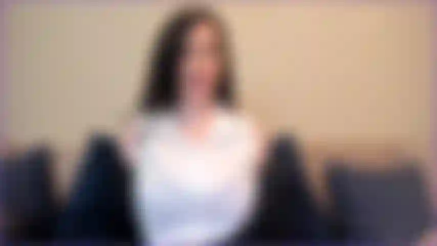 Avvocato divorzista, ti sto aiutando con il tuo divorzio e non riesci a smettere di fissare le mie grosse tette. Smettiamola di essere professionale: tira fuori il cazzo! Sbrigati prima che peggiori le cose per te con il tuo divorzio.