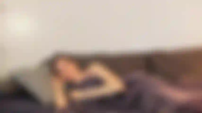 La tua fidanzata è nell'altra stanza, resto qui ma nessuno di noi due riesce a dormire. Iniziamo a chiacchierare, noti che non indosso un reggiseno e noto che la tua durezza su una cosa tira l'altra, ma stai zitto così non sveglieremo la tua fidanzata!