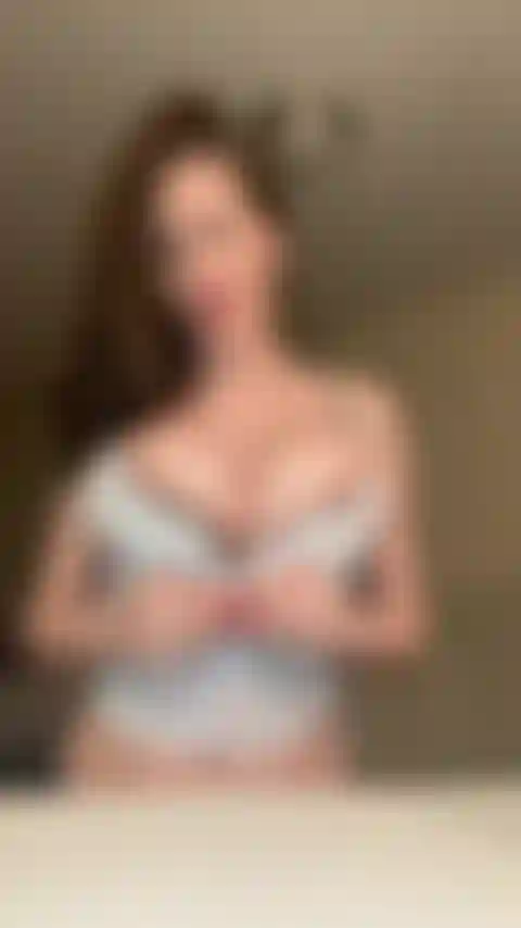 Faccio una spagnola con un grosso cazzo nero e mi faccio scopare le tette grandi con il mio vibratore che squirta, con una sborrata alla fine.