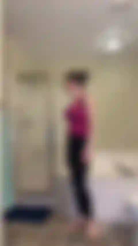 Mi spia sotto la doccia: pensavo di essere a casa da sola e ho fatto la doccia, ma tu mi stavi guardando! Sono incazzata ma non posso fare a meno di notare la tua enorme erezione, è molto più grande di quella del mio ragazzo, forse se me lo mostri non lo dirò al mio ragazzo.