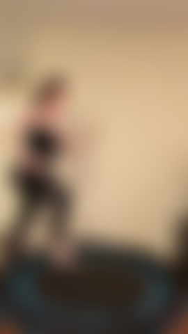 Che rimbalza sul trampolino - in un reggiseno minuscolo, poi in topless, rimbalzando leggermente. E poi ancora rimbalzando tenendole tra le mani.