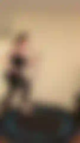 Che rimbalza sul trampolino - in un reggiseno minuscolo, poi in topless, rimbalzando leggermente. E poi ancora rimbalzando tenendole tra le mani.