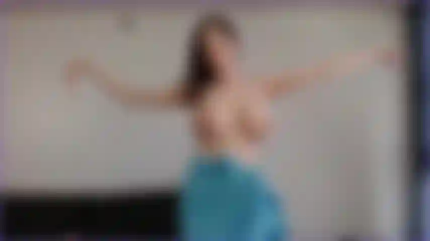 Danza del ventre in topless.