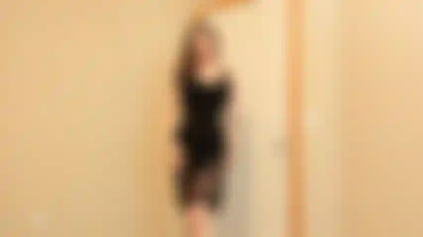 Per il festeggiato mi tolgo i vestiti e mostro il mio nuovo reggiseno lucido da 28 litri, ordinato su ordinazione speciale, mentre ti chiamo festeggiato, stuzzicandoti con le mie grandi tette perfette.