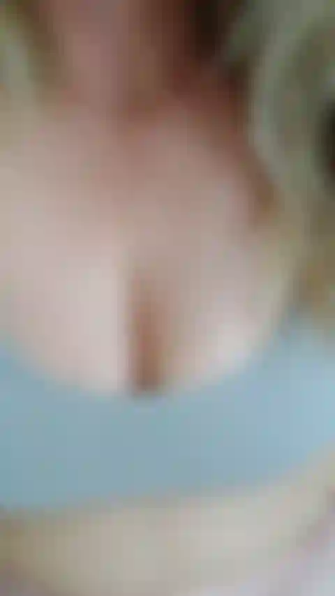 Stuzzicando non nudo - ti mando un bacio la mia figa bagnata attraverso pantaloncini corti con scollatura.