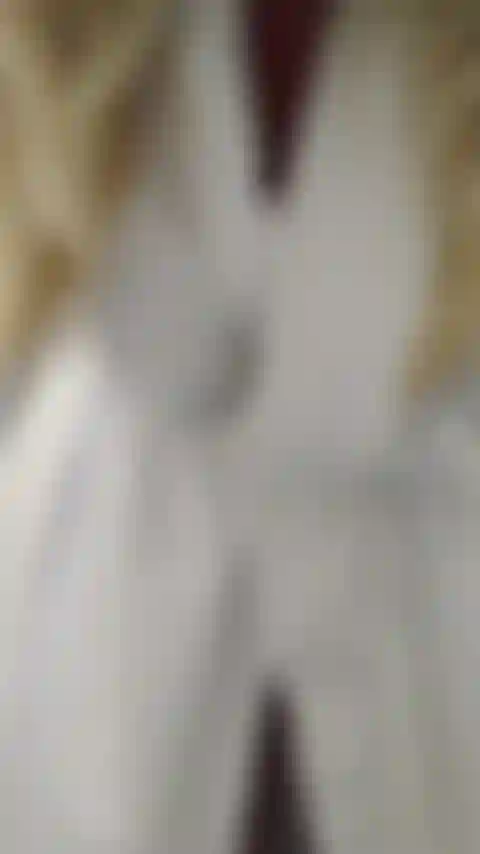 Ti mando un bacio nuda dopo aver massaggiato il culo e le tette lampeggianti.