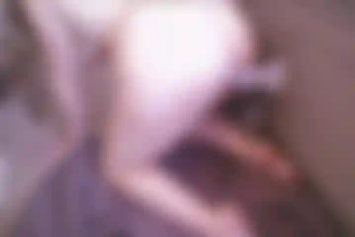 Mani e ginocchia a pecorina sul pavimento con 9 pollici attaccati al giroletto.