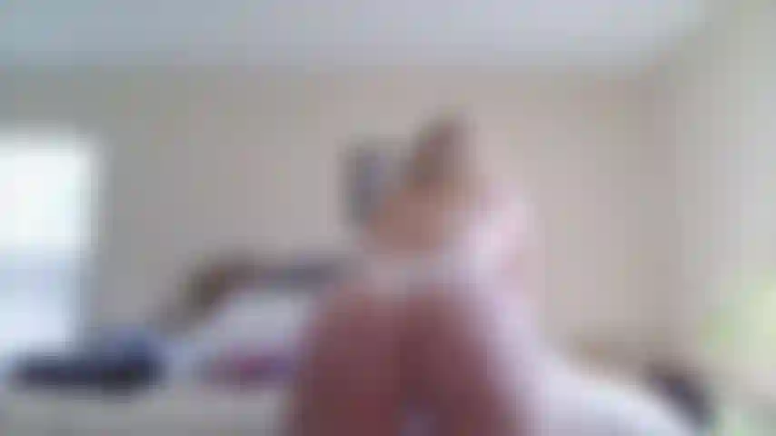 Dildo bentover nella figa pelosa (faccia mostrata).