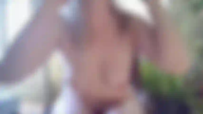 Sveltina pomeridiana sulla sedia (faccia mostrata).