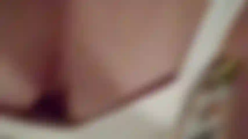 Upskirt senza mutandine che toccano il primo piano della figa pelosa.