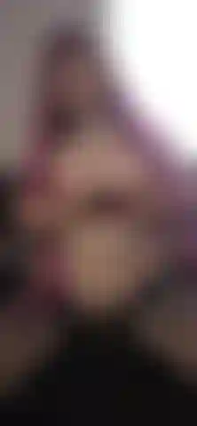 Calze, un enorme dildo realistico, e la mia posizione preferita da cowgirl. In quel momento, volevo solo sperimentare lo squirting per la prima volta nella mia vita, quindi dovevo scoparmi la figa così forte e veloce che non ho nemmeno notato la mia saliva che colava sui miei grandi seni🥵.