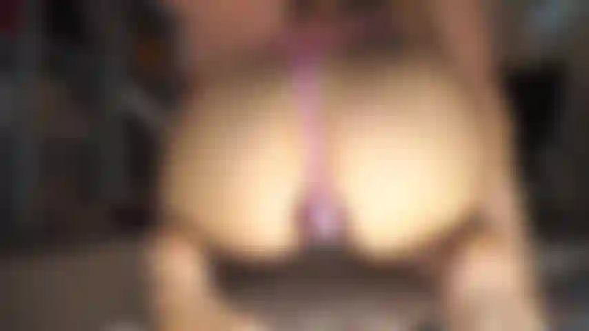 Una ragazza e tutti i suoi giocattoli anali...