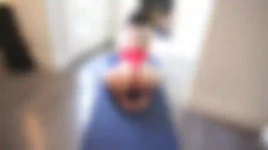 E se tornassi a casa da una dura giornata di lavoro e mi vedessi fare yoga in questo modo???