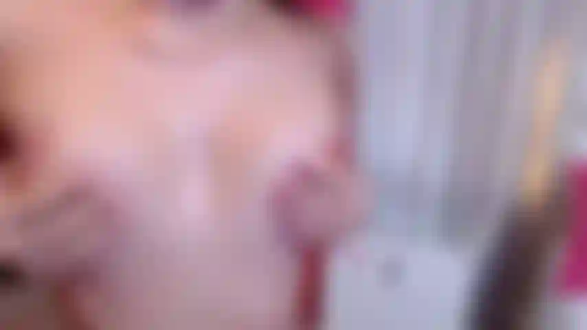 I miei seni sembrano deliziosi, ma che ne dici della mia figa in stile pecorina?