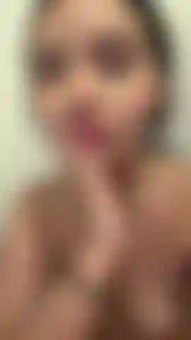 Voglio succhiare il tuo cazzo, come succhio le mie dita mentre ci bagniamo di piacere sotto la doccia.
