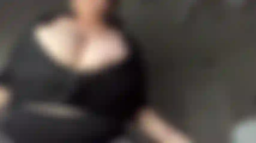 La scollatura subdola stuzzica.